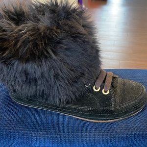 Ugg ankle boot with fur and zipper.